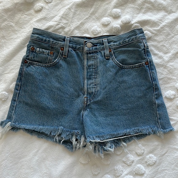 The cutest Levi Shorts - Picture 2 of 2